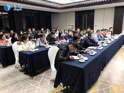 认真听仪器讲解中